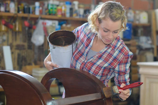 Жінка лікує дерев'яний об'єкт — стокове фото