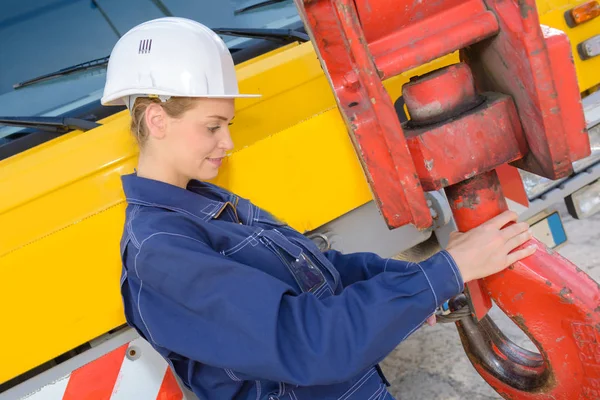 Mujer operando grúa y construcción —  Fotos de Stock