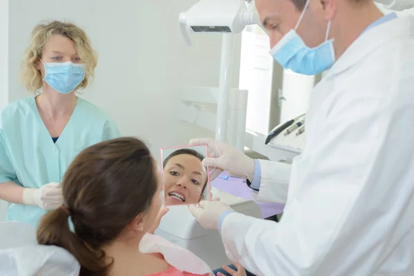 Tratamiento de una paciente femenina en el dentista — Foto de Stock