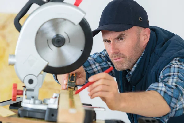 Tischler macht Last-Minute-Messung — Stockfoto