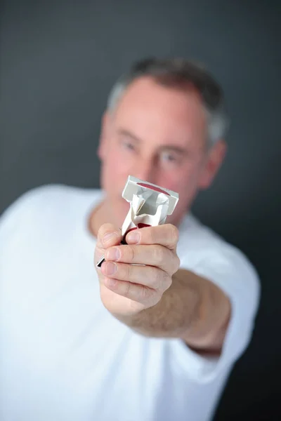 Homem esmagando um pacote de cigarros parar de fumar conceito — Fotografia de Stock