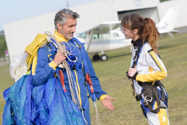 Paraquedistas falando e paraquedistas — Fotografia de Stock