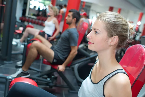 Jóvenes en el gimnasio —  Fotos de Stock