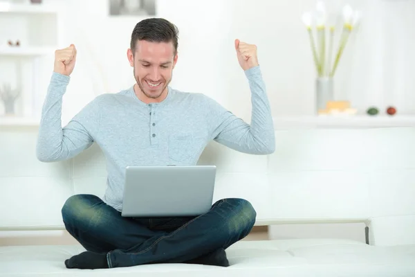Succesvolle opgewonden business man met laptop — Stockfoto