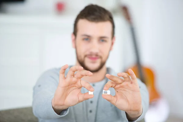 Mann mit zwei Handykarten — Stockfoto