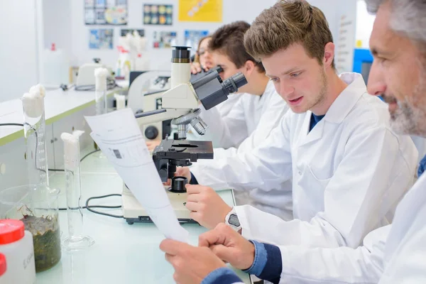 Observación de laboratorio y hombre — Foto de Stock