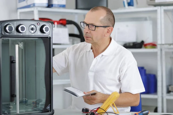 Mending the appliance and technician — Stock Photo, Image