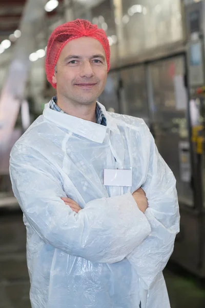 Ritratto di uomo in fabbrica con indosso indumenti protettivi — Foto Stock