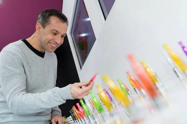 Cliente animado sobre diferentes e-cigarro — Fotografia de Stock