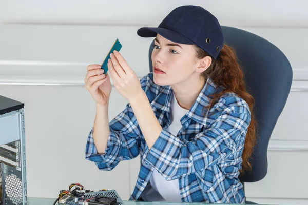 Computer repairer looking at component — Stock Photo, Image