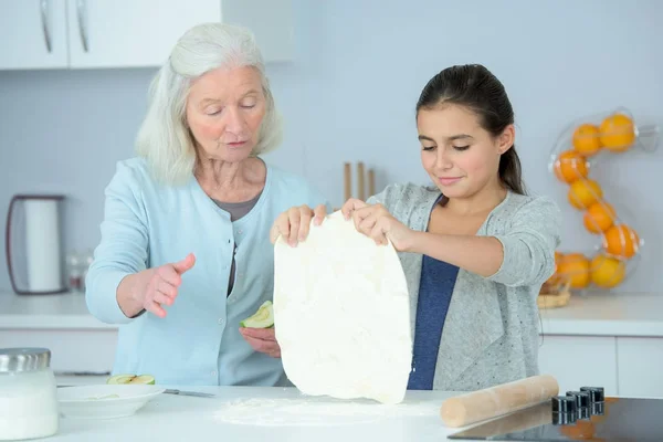 Delen van het geheim van de familie gebak — Stockfoto