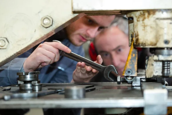 Lärling mekaniker arbetar i bilverkstad — Stockfoto