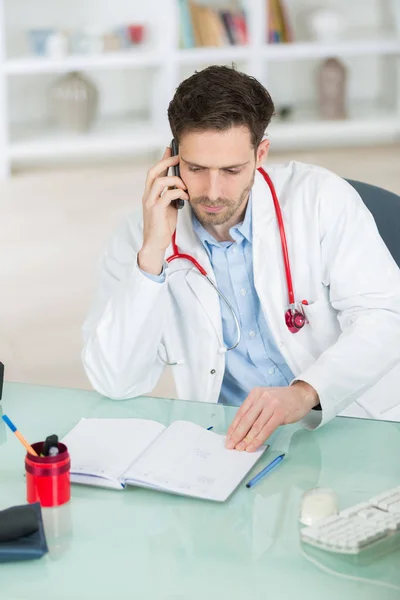 Médico usando seu telefone celular para discutir os resultados do laboratório — Fotografia de Stock