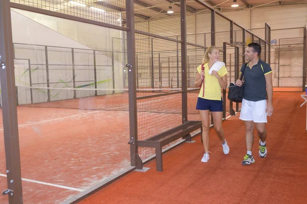 Két boldog mosolygó teniszezők jelentő fedett — Stock Fotó
