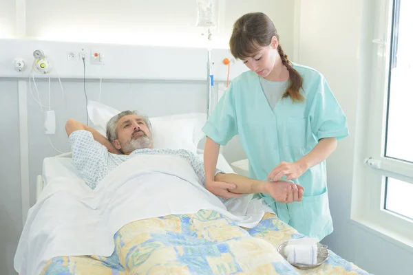 Arzt überprüft ärztliches Gutachten im Krankenhauszimmer — Stockfoto
