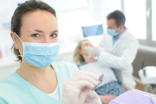 歯科医院の笑みを浮かべて女性歯科医の肖像画 — ストック写真