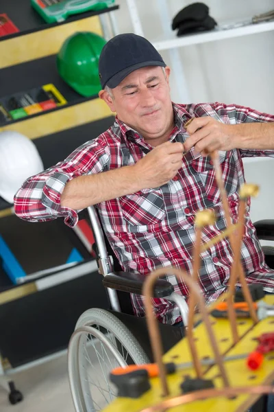 Encanador em uma cadeira de rodas — Fotografia de Stock