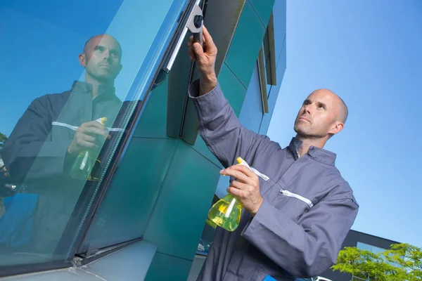 Employee hand cleaning a glass — Stock Photo, Image