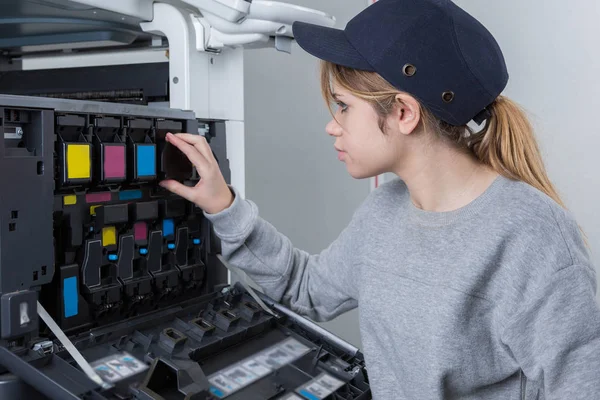 Arbeiterinnen wechseln die Tinte eines Druckers — Stockfoto