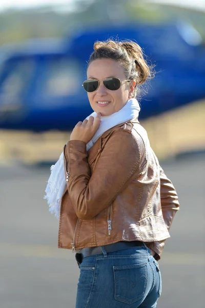 Mujer joven piloto de helicóptero — Foto de Stock