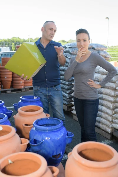 Casal escolhendo vaso de flores na loja — Fotografia de Stock