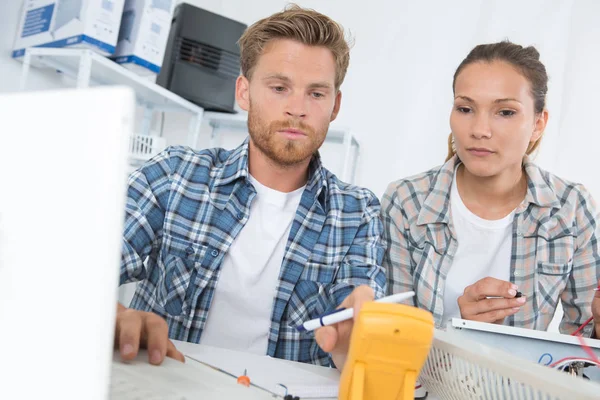 Compañeros de trabajo que utilizan un dispositivo de calibración —  Fotos de Stock