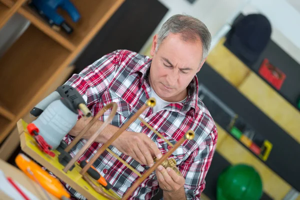 Trabajador que utiliza tuberías y accesorios de cobre — Foto de Stock