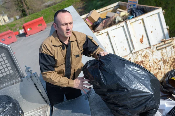 O coletor de lixo e lixo — Fotografia de Stock