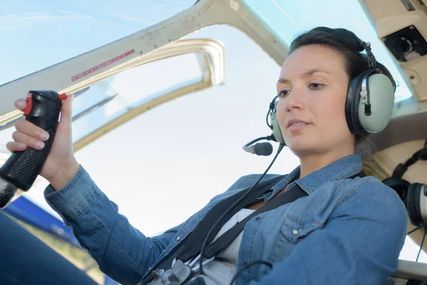 Kadın helikopter pilotu ve helikopter — Stok fotoğraf