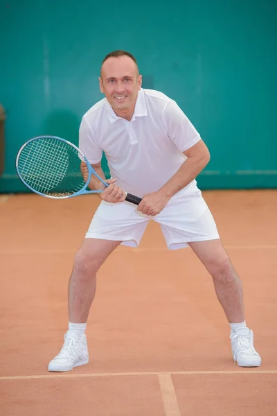 Подготовленный теннисист и человек — стоковое фото