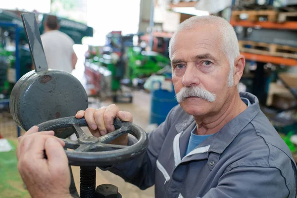 Glimlachende werknemer kijkend naar camera in magazijn — Stockfoto