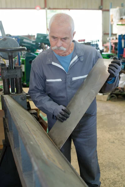 Äldre man som arbetar med aluminium — Stockfoto