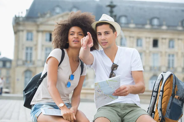 Pareja de turistas en una ciudad — Foto de Stock