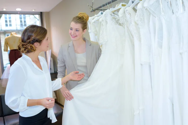 Sposa-to-be shopping per abiti da sposa al negozio di sposa — Foto Stock