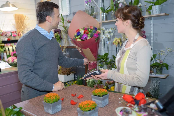 Floristen und Mann im Geschäft — Stockfoto