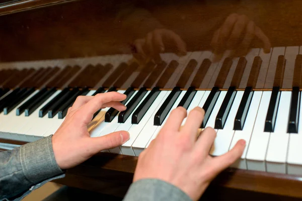 Hraje na piano a klavír — Stock fotografie