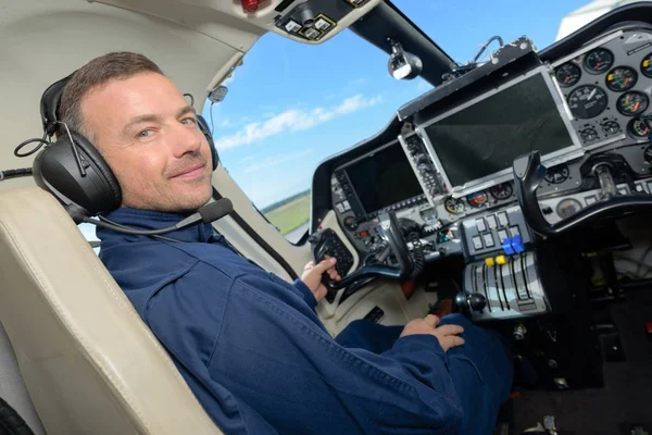 Knappe mannelijke piloot in de cockpit — Stockfoto