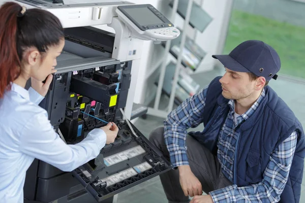 Ingeniero y trabajador tratando de reparar la impresora de la oficina —  Fotos de Stock