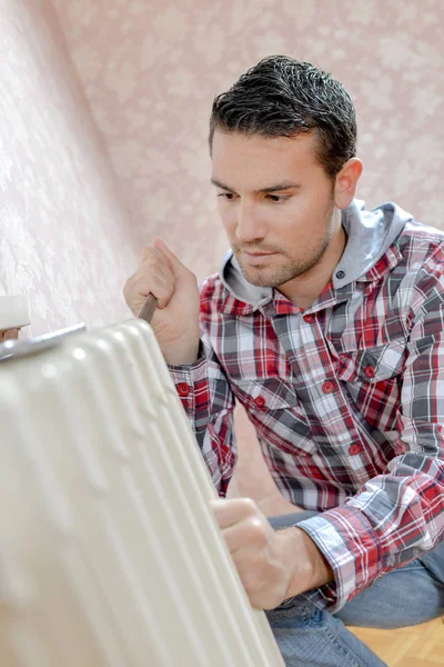 Reparera en radiator och apparaten — Stockfoto