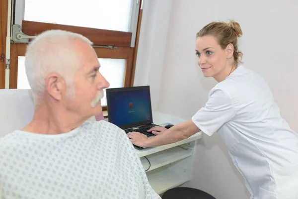 Verpleegkundige met een gesprek met een beperkte patiënt — Stockfoto