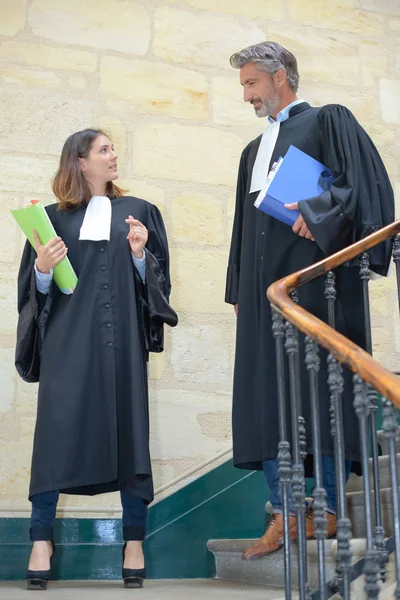 Anwälte treffen sich im Gerichtsgebäude — Stockfoto