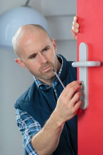 Timmerman met doorlock tijdens de lock proces installatie — Stockfoto