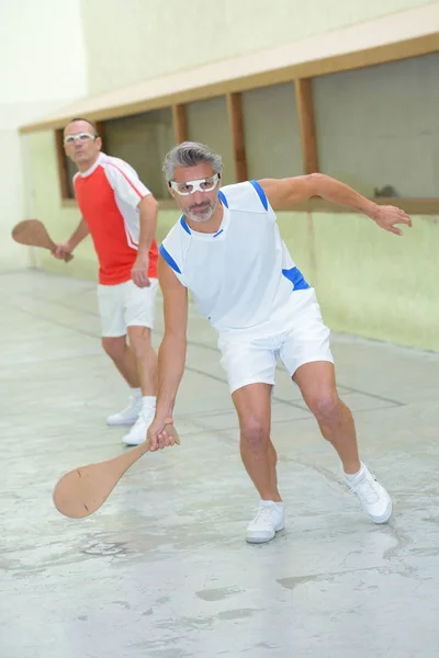 Hombres jugando pala y deporte —  Fotos de Stock