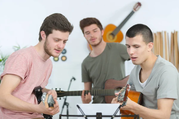 The young musicians and recreation — Stock Photo, Image