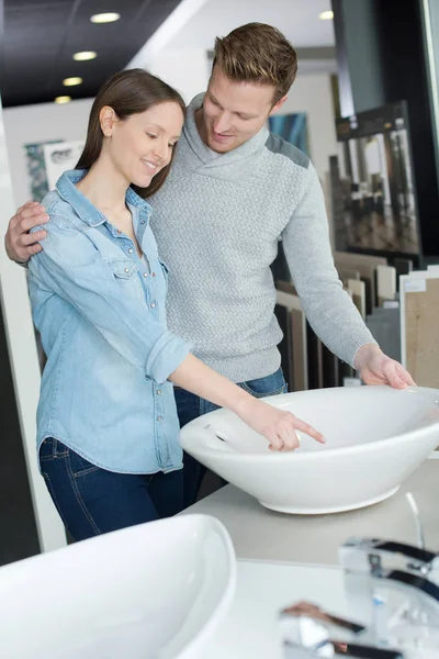 Paar in de badkamer meubilair winkel — Stockfoto