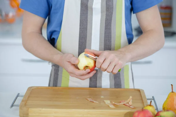 Primer plano del hombre pelando manzana —  Fotos de Stock