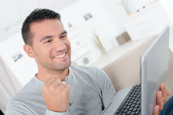 Man happy with the online result — Stock Photo, Image