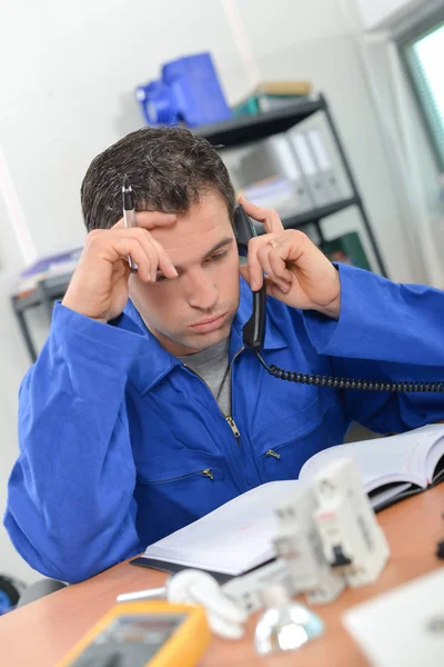 Pensamento e telefonema dos empregados — Fotografia de Stock