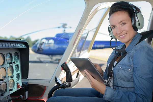Junge Frau mit Tablet im Hubschrauber — Stockfoto