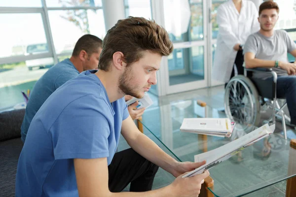 Menschen, die im Krankenhaus auf den Arzt warten — Stockfoto